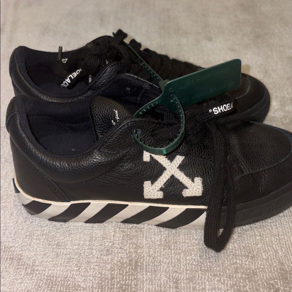 Off-White Black and White low top vulcanized leather sneakers